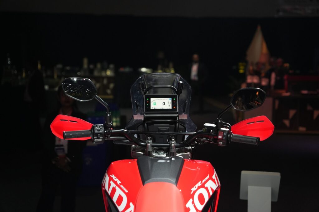 Honda XR300 chạy trên cung đường đất đá ngoài trời