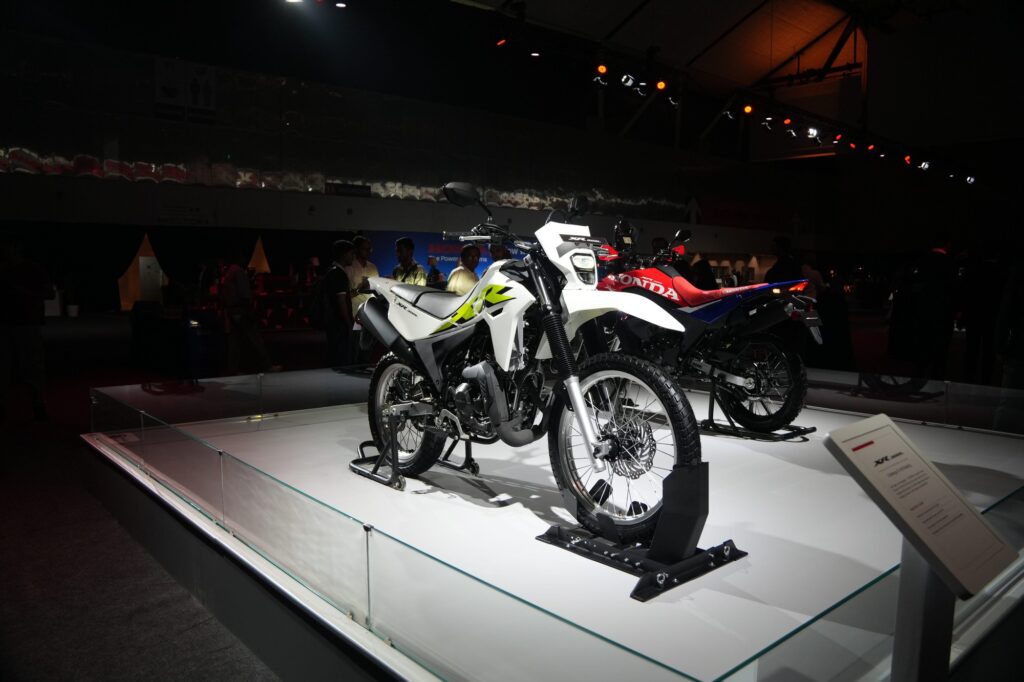 Honda XR300L với vành nan hoa và lốp gai trên nền đường địa hình