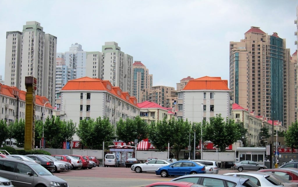 Khu dân cư đông đúc với nhiều ô tô đỗ gần các tòa nhà