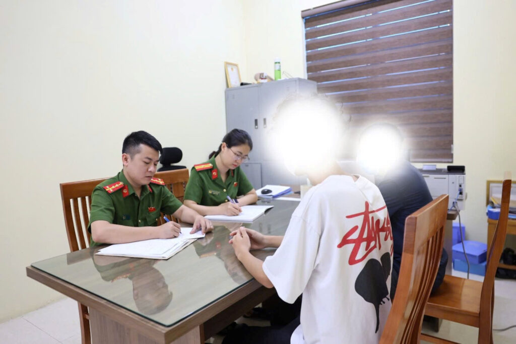 Người dân lưu giữ chứng từ sau một giao dịch ngân hàng