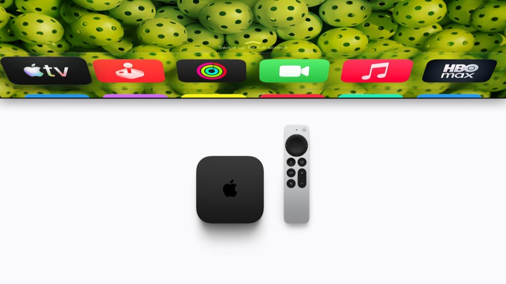 Siri Remote đặt cạnh Apple TV 4K trên mặt phẳng