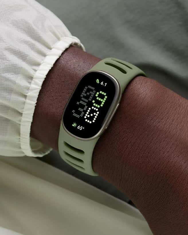Fitbit Edge được đeo trên cổ tay trong hoạt động thể thao