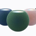 HomePod mini 2 đặt trên bàn với phần mặt trên phát sáng