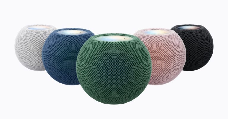 HomePod mini 2 đặt trên bàn với phần mặt trên phát sáng