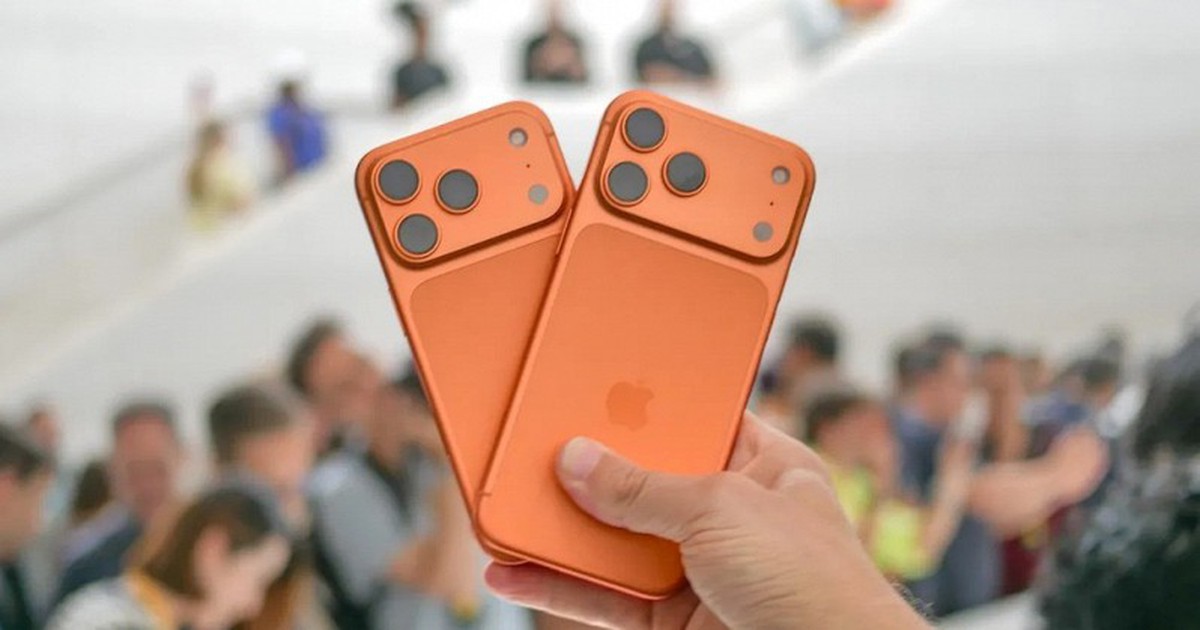 iPhone 17 Pro Max đặt trên bề mặt sáng với màn hình hiển thị giao diện điện thoại