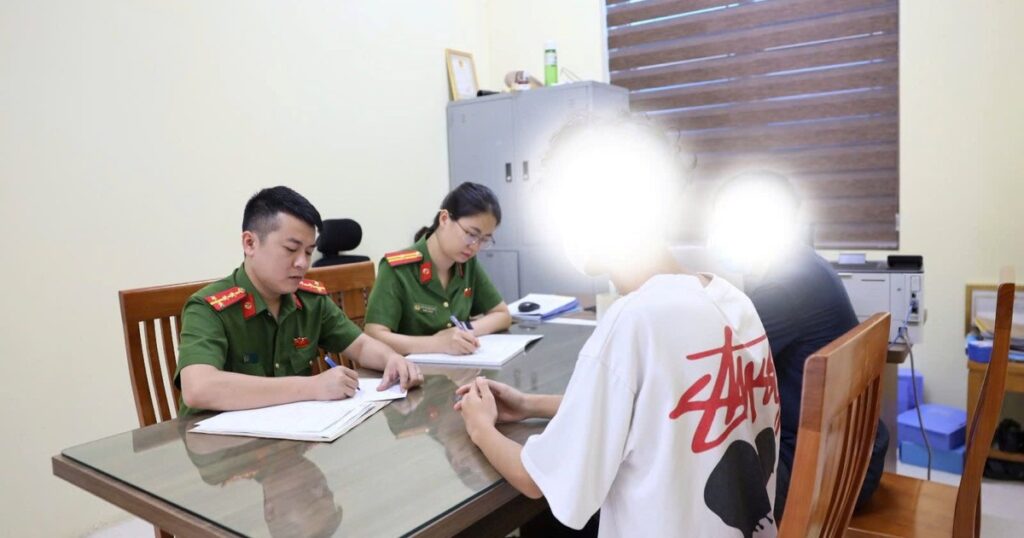 Minh họa người dùng kiểm tra thông tin chuyển khoản trên điện thoại