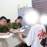 Minh họa người dùng kiểm tra thông tin chuyển khoản trên điện thoại