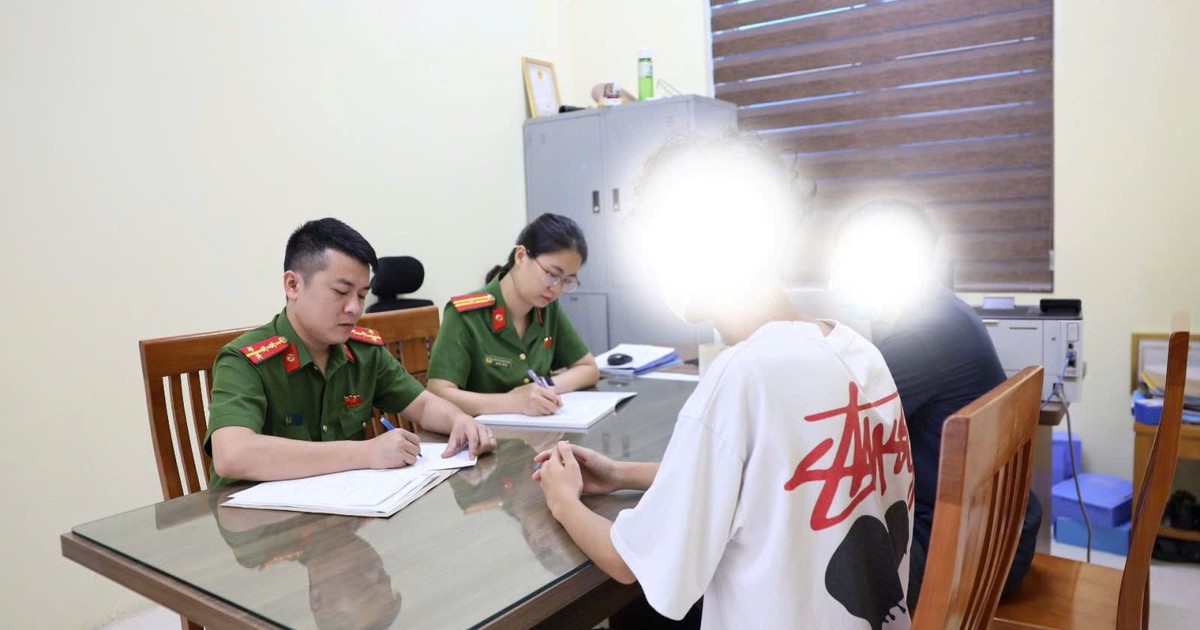 Minh họa người dùng kiểm tra thông tin chuyển khoản trên điện thoại