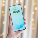 Galaxy S26 FE màu xanh Pistachio đặt trong khung hình giới thiệu sản phẩm