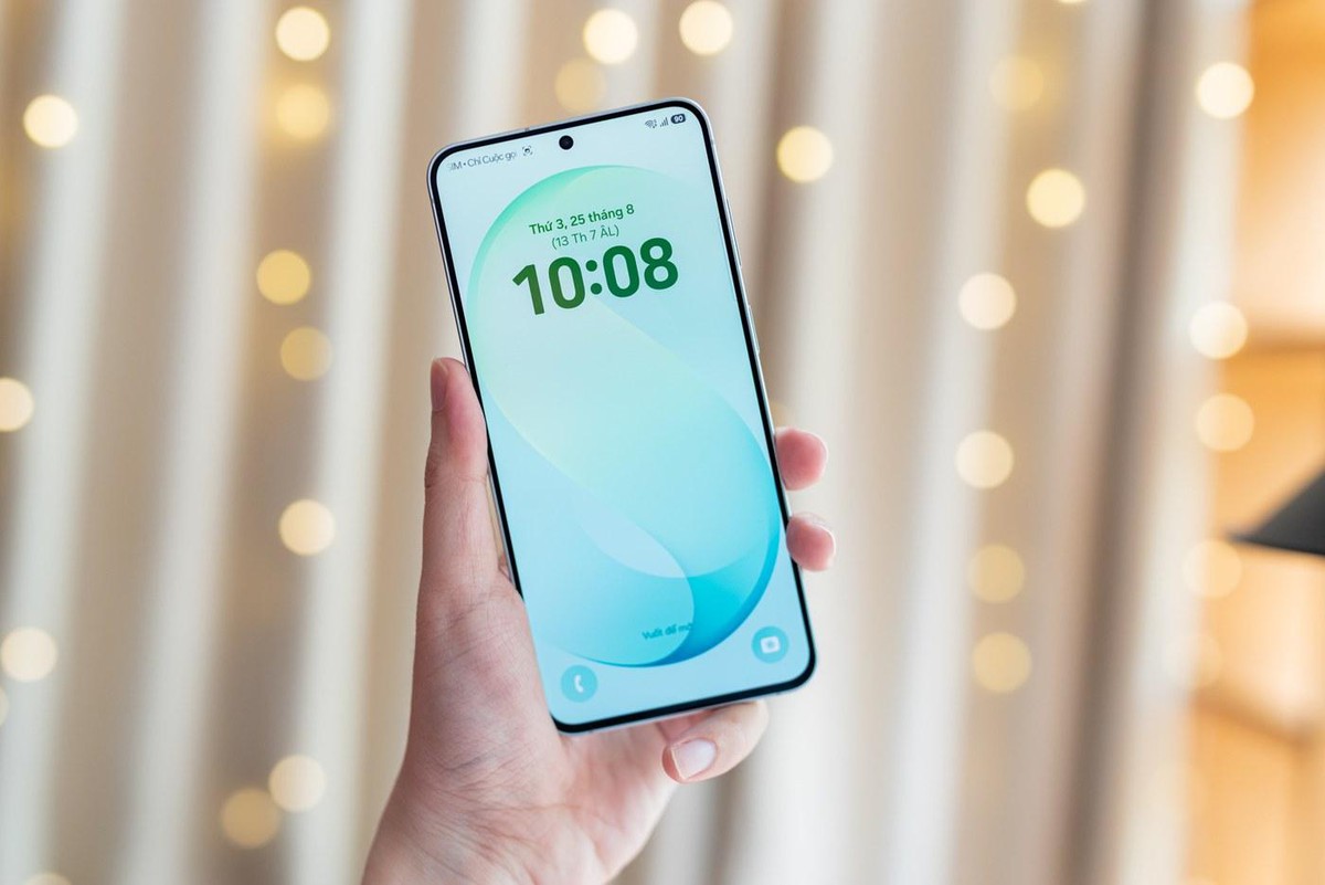 Galaxy S26 FE màu xanh Pistachio đặt trong khung hình giới thiệu sản phẩm