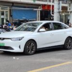 Một chiếc sedan điện WM Motor E.5 chạy trên đường phố Trung Quốc