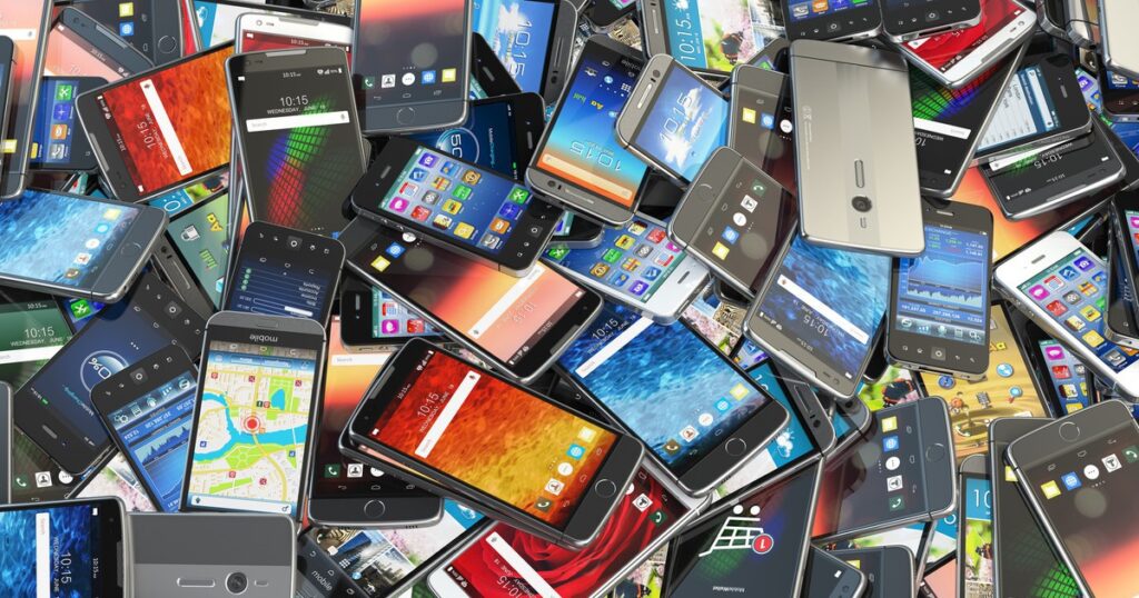Các mẫu smartphone giá rẻ được trưng bày trên kệ bán lẻ