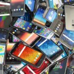 Các mẫu smartphone giá rẻ được trưng bày trên kệ bán lẻ