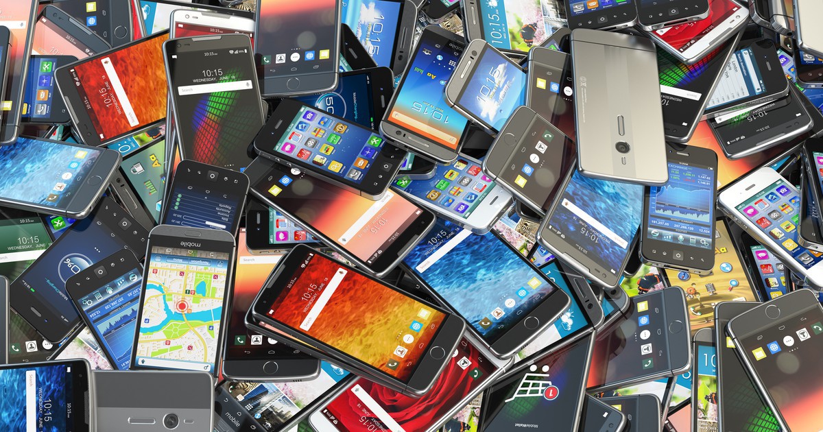 Các mẫu smartphone giá rẻ được trưng bày trên kệ bán lẻ