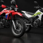 Honda XR300L và XR300 Rally đỗ cạnh nhau với thiết kế xe địa hình