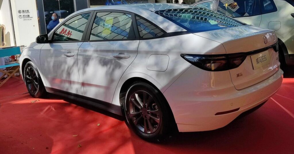 Màn hình xe hiển thị thông báo không có dịch vụ kết nối