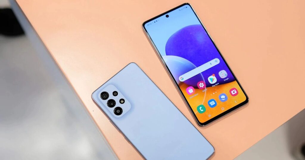 Galaxy A04s và Galaxy A23 5G trong hình minh họa cho thông tin hỗ trợ phần mềm