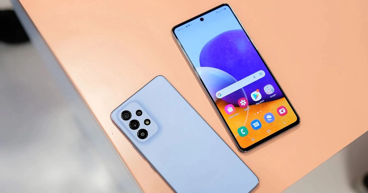 Galaxy A04s và Galaxy A23 5G trong hình minh họa cho thông tin hỗ trợ phần mềm