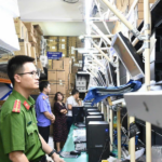 Minh họa người dùng kiểm tra phần mềm trên máy tính xách tay