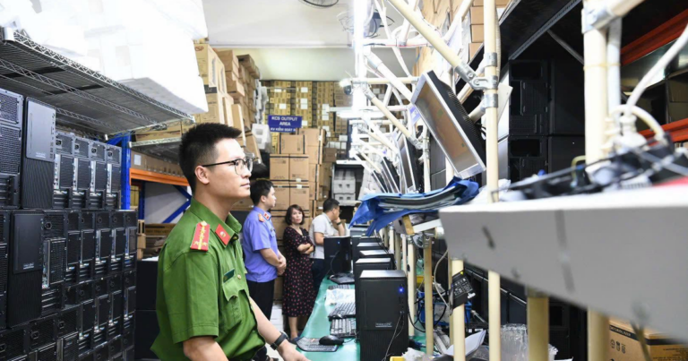 Minh họa người dùng kiểm tra phần mềm trên máy tính xách tay