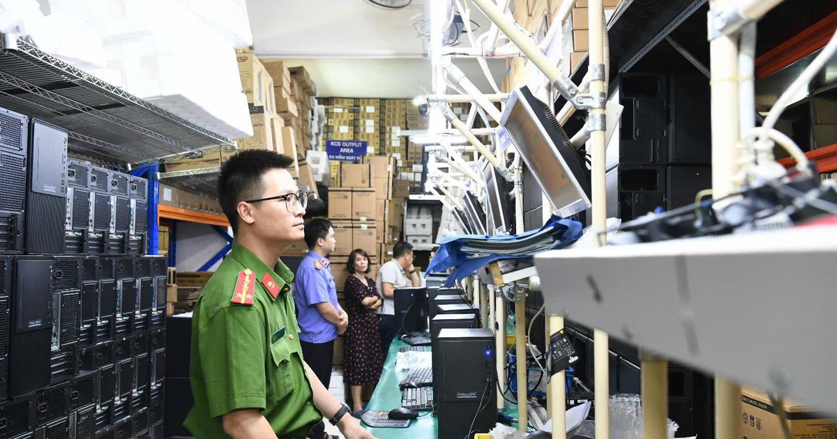 Minh họa người dùng kiểm tra phần mềm trên máy tính xách tay
