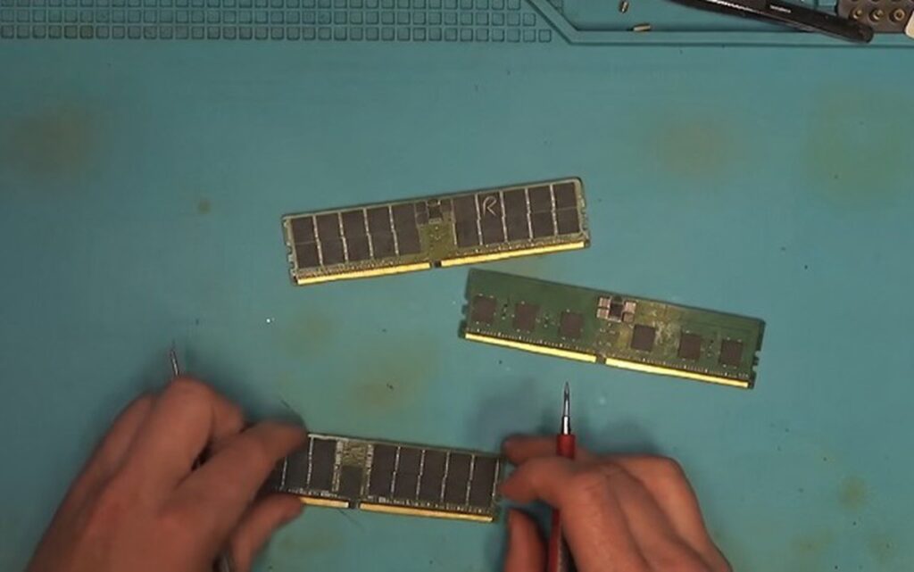 Hai thanh RAM DDR5 ECC dành cho máy chủ được đặt trên bàn kiểm tra