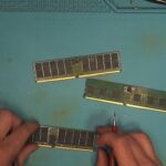 Hai thanh RAM DDR5 ECC dành cho máy chủ được đặt trên bàn kiểm tra