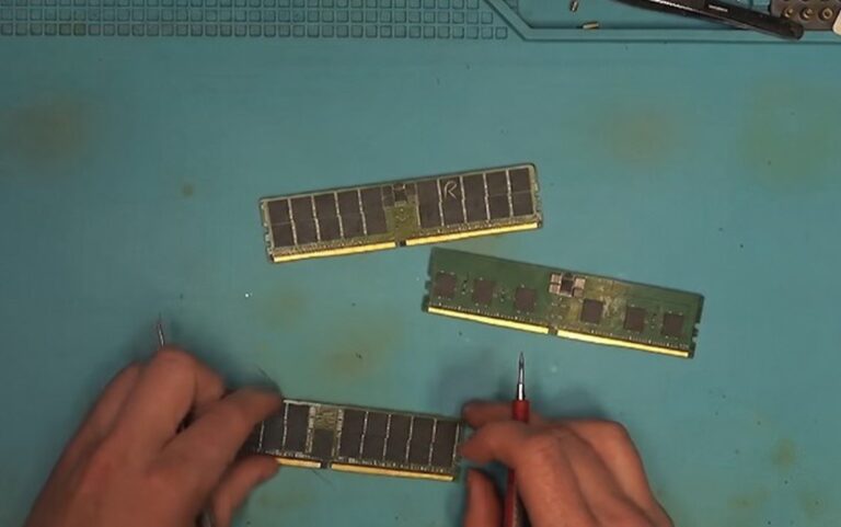 Hai thanh RAM DDR5 ECC dành cho máy chủ được đặt trên bàn kiểm tra
