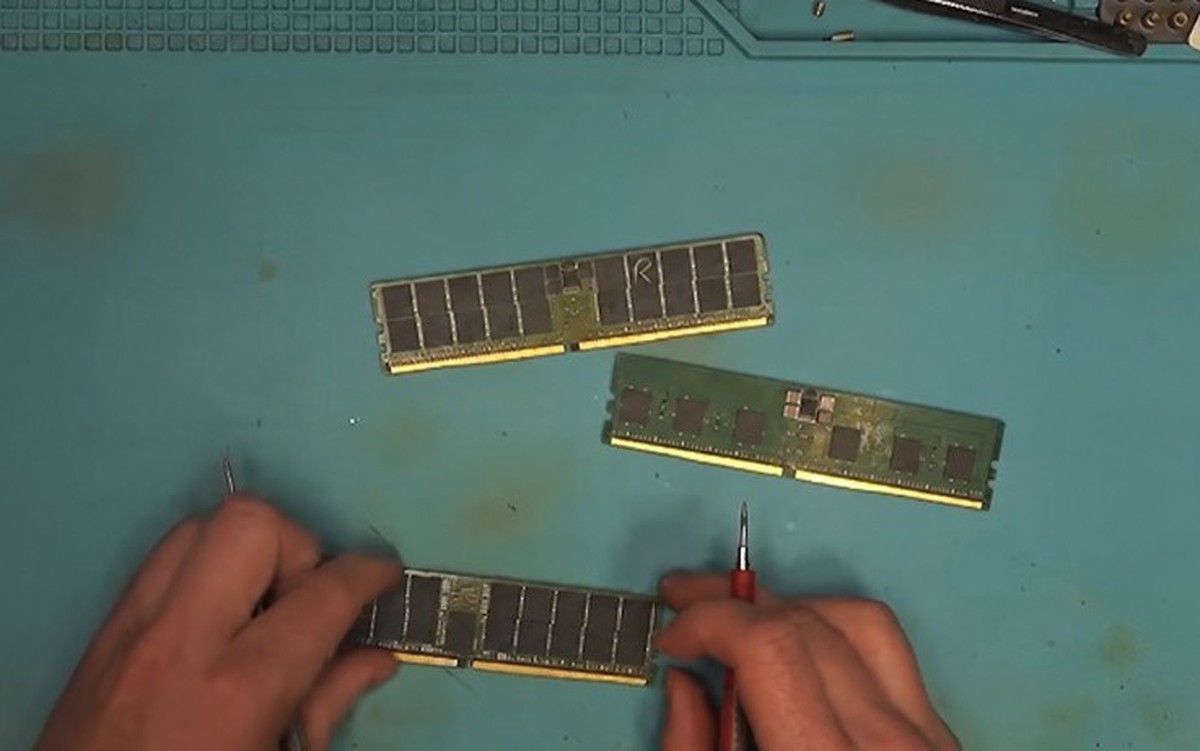 Hai thanh RAM DDR5 ECC dành cho máy chủ được đặt trên bàn kiểm tra