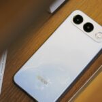 OPPO A7 Pro 5G với camera selfie ở mặt trước