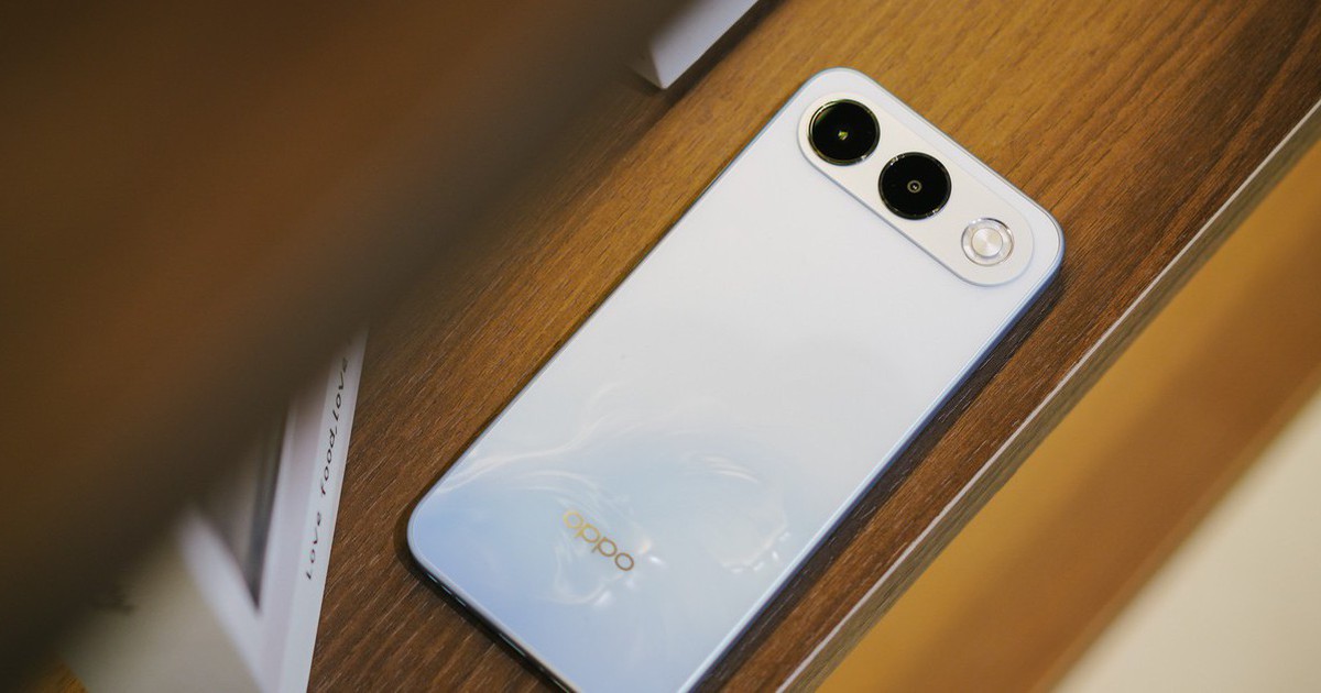 OPPO A7 Pro 5G với camera selfie ở mặt trước