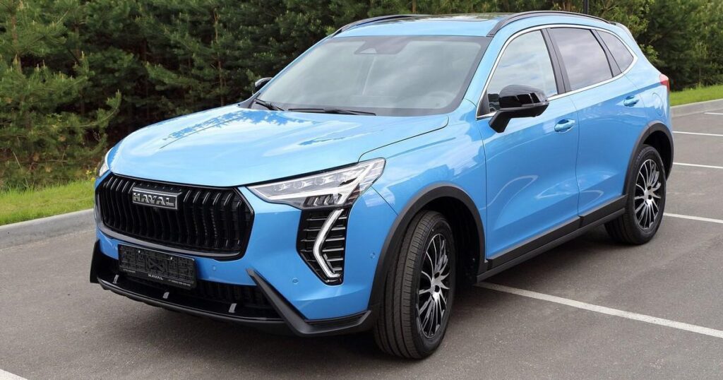 Mẫu Haval Jolion đỗ bên ngoài khu vực đô thị tại Nga