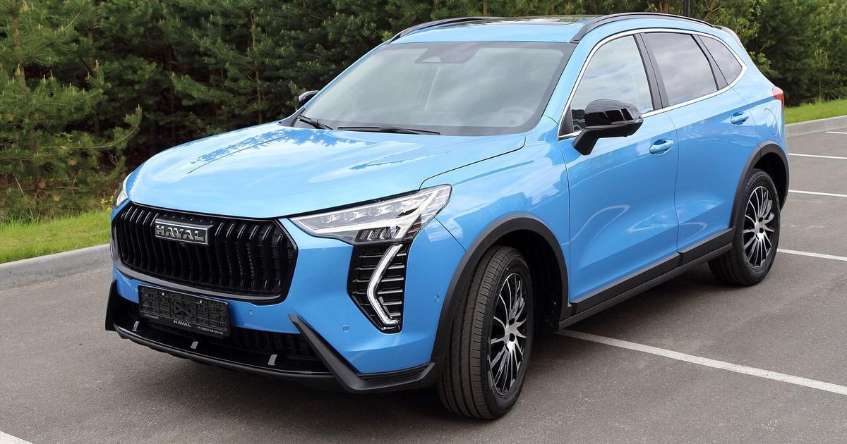 Mẫu Haval Jolion đỗ bên ngoài khu vực đô thị tại Nga