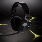 Tai nghe Corsair HS80 v2 MAX Wireless được đặt trong khung cảnh giới thiệu sản phẩm