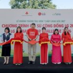 Đại diện LG, KFHI, chính quyền địa phương và nhà trường cắt băng khánh thành thư viện