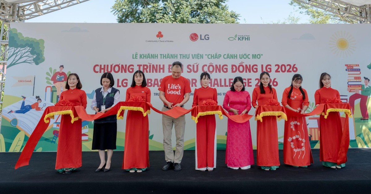 Đại diện LG, KFHI, chính quyền địa phương và nhà trường cắt băng khánh thành thư viện