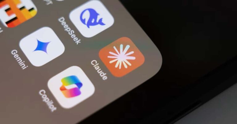 Giao diện chatbot Claude trên màn hình máy tính