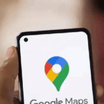 Điện thoại hiển thị giao diện bản đồ và tuyến đường trên Google Maps