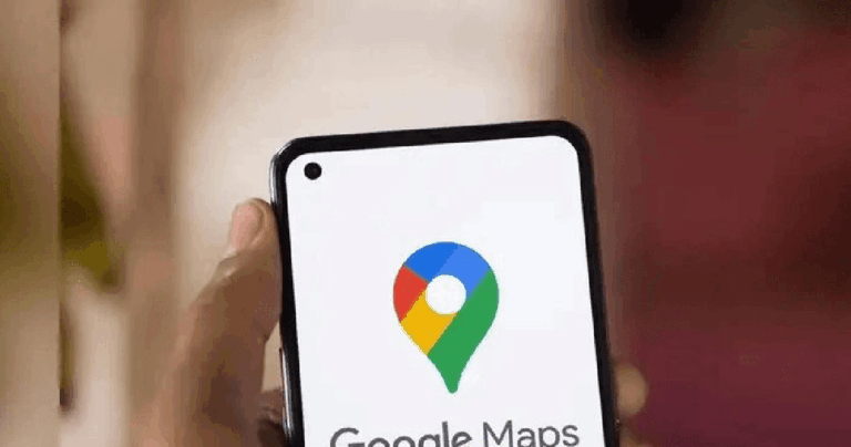 Điện thoại hiển thị giao diện bản đồ và tuyến đường trên Google Maps