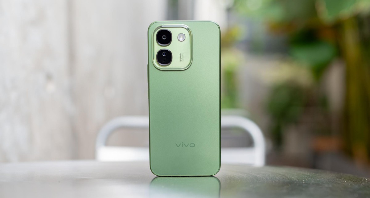vivo V80 Lite 5G đặt cạnh thông tin về viên pin 10.000mAh