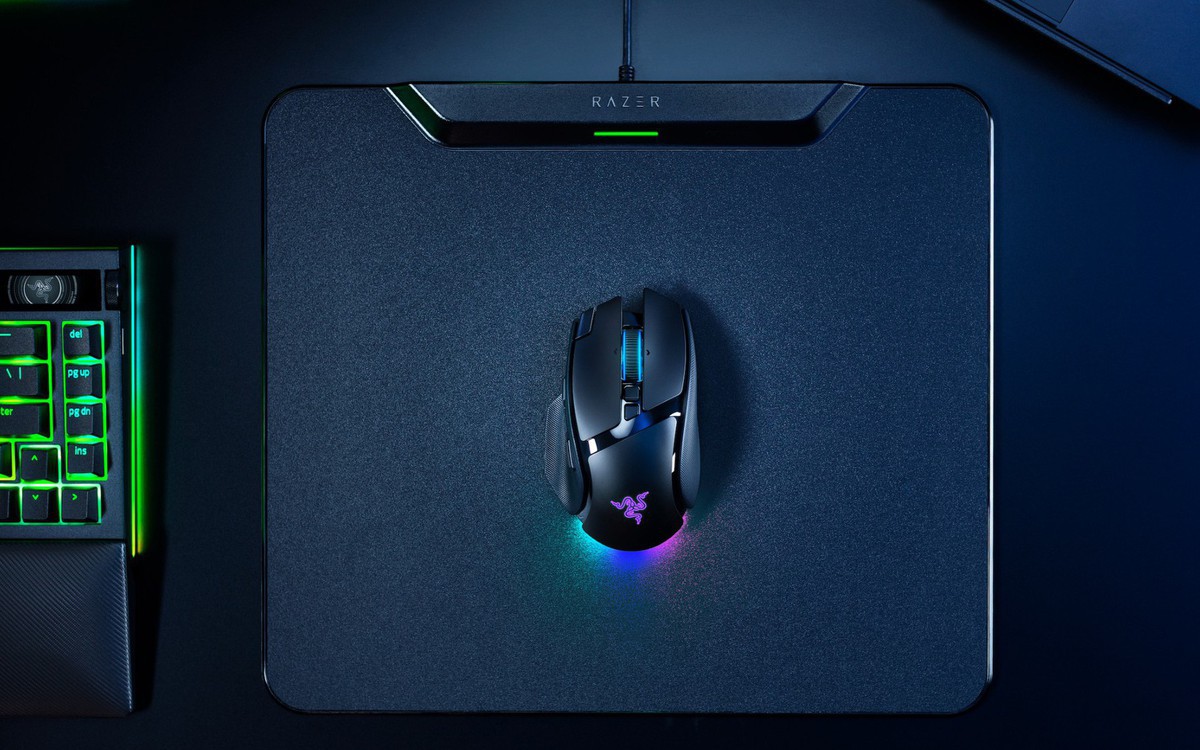 Razer Basilisk V4 Pro với thiết kế công thái học dành cho tay phải