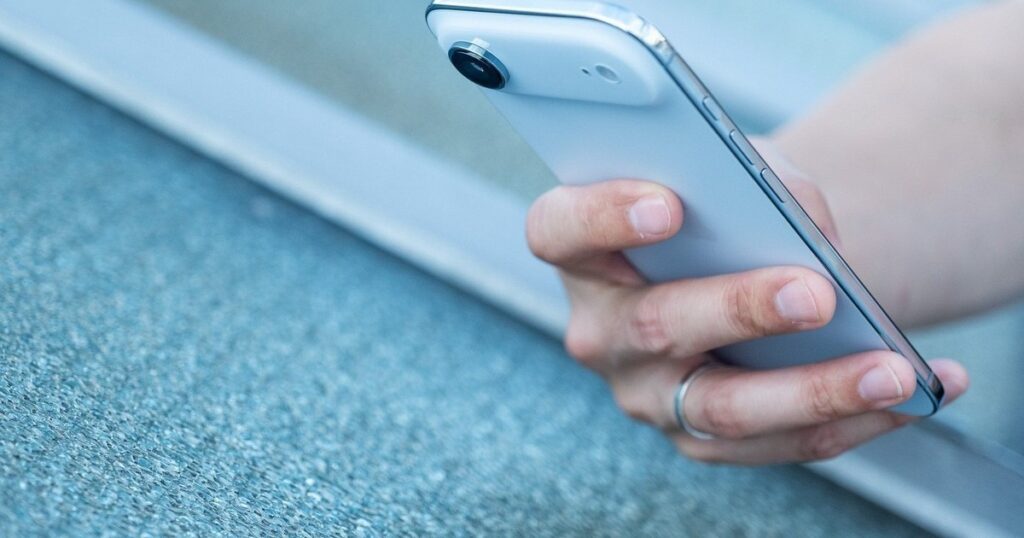 Hình ảnh minh họa một mẫu iPhone Air 2 với thiết kế thân máy siêu mỏng