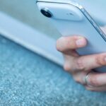 Hình ảnh minh họa một mẫu iPhone Air 2 với thiết kế thân máy siêu mỏng