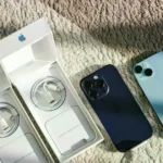 Nhân viên cửa hàng mở hộp và kích hoạt iPhone mới cho khách hàng