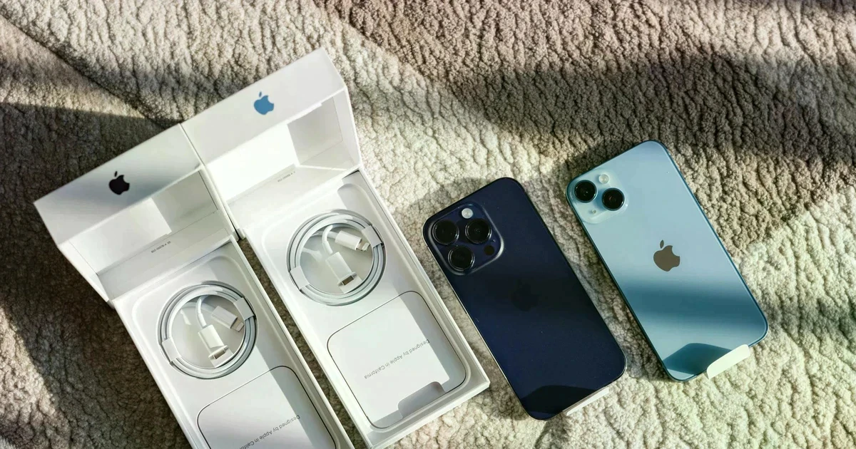 Nhân viên cửa hàng mở hộp và kích hoạt iPhone mới cho khách hàng