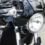 Suzuki GN 160 màu đen với thiết kế xe côn tay cổ điển