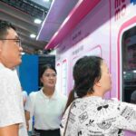 Người dùng trải nghiệm các giải pháp tài chính số của MoMo tại một sự kiện