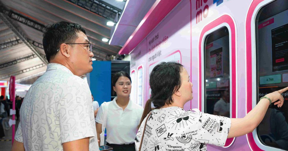 Người dùng trải nghiệm các giải pháp tài chính số của MoMo tại một sự kiện
