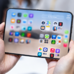 iPhone Duo được cầm trên tay ở trạng thái gập