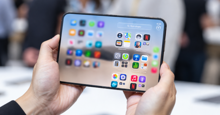 iPhone Duo được cầm trên tay ở trạng thái gập